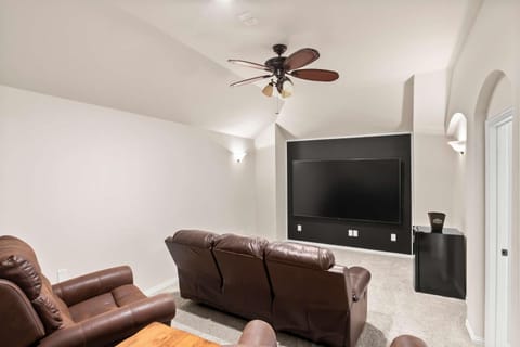 Spacious 4BR 3BA with Yard Mins to LakeLewisville House in Lake Dallas