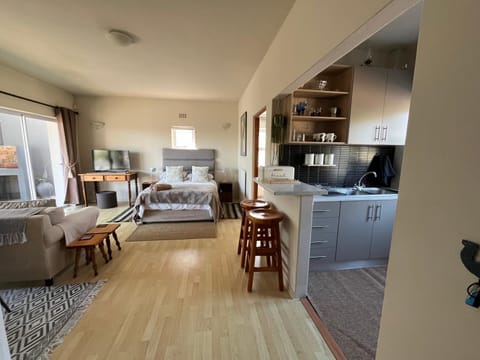 Kitchen or kitchenette, Bedroom