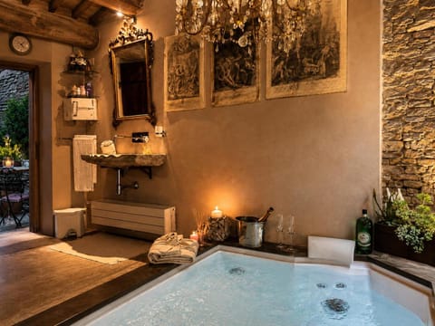 Hot Tub, towels