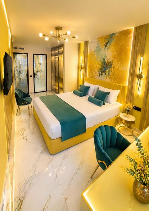 Bed, TV and multimedia, Bedroom