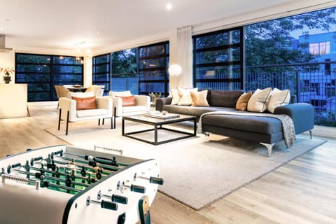 Billiard, Billiard, Balcony/Terrace, Balcony/Terrace, Living room, Seating area, Dining area, Evening entertainment, Evening entertainment, City view, City view, Entertainment, Entertainment, Location, kitchen, kitchen