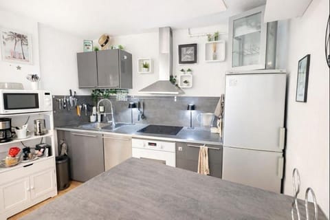 Coffee/tea facilities, minibar, stove, toaster