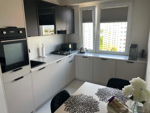 Coffee/tea facilities, Kitchen or kitchenette, Dining area, stove, kitchen