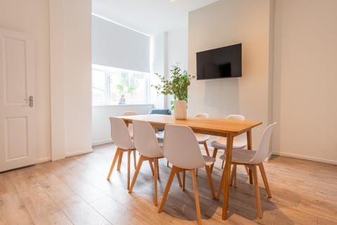 Comfort & Style in Salford - Sleeps 8 House in Salford