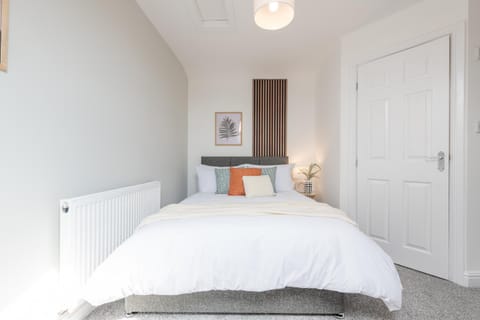 Comfort & Style in Salford - Sleeps 8 House in Salford