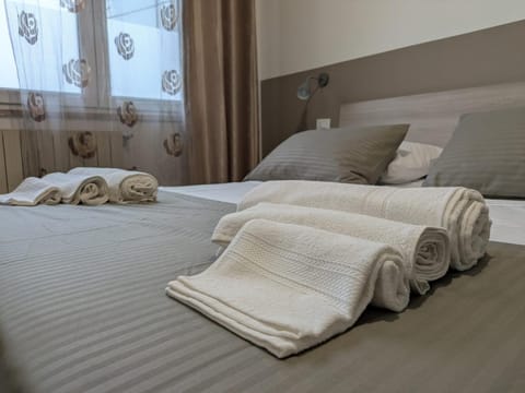 Bed, towels