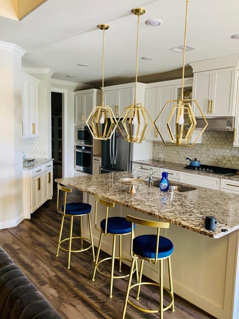 Charming Retreat Modern Luxury Family Sleeps 10 House in Harris County