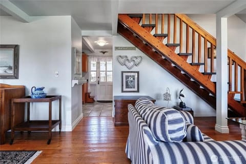 Charming and cozy cottage at Maple Beach Apartment in Point Roberts