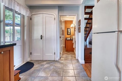 Charming and cozy cottage at Maple Beach Apartment in Point Roberts