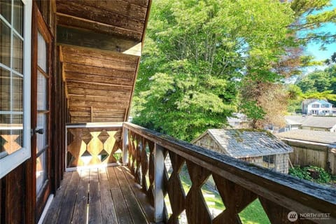 Charming and cozy cottage at Maple Beach Apartment in Point Roberts