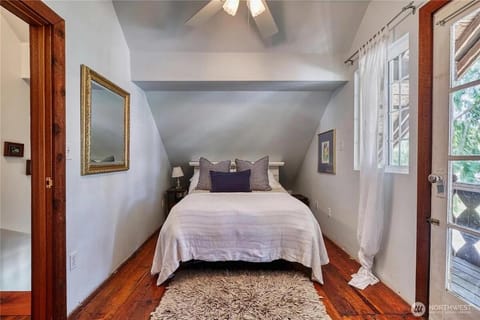 Charming and cozy cottage at Maple Beach Apartment in Point Roberts