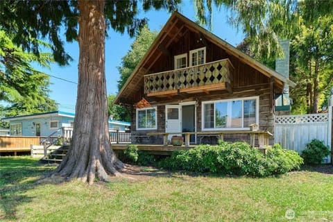 Charming and cozy cottage at Maple Beach Apartment in Point Roberts