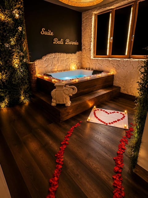 Hot Tub, Decorative detail, Bath
