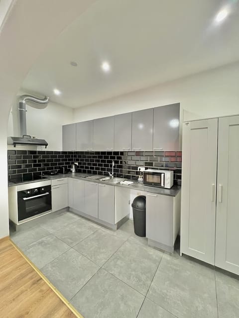 Coffee/tea facilities, microwave, oven, kitchen, kitchen