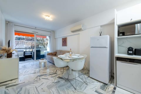 Living room, Dining area, air conditioner