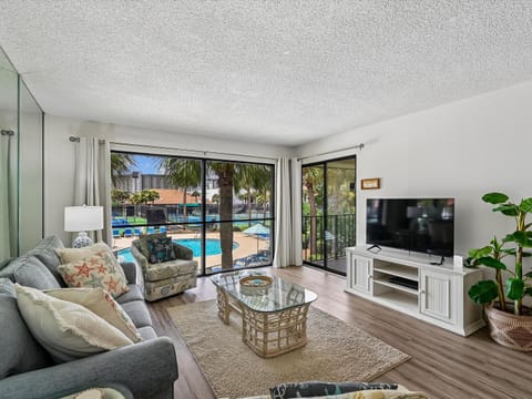 TV and multimedia, Balcony/Terrace, Living room, Seating area, Pool view, furniture
