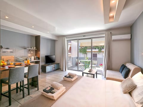 Bed, TV and multimedia, Balcony/Terrace, Kitchen or kitchenette, Living room, Photo of the whole room, Seating area, Dining area, Bedroom, towels