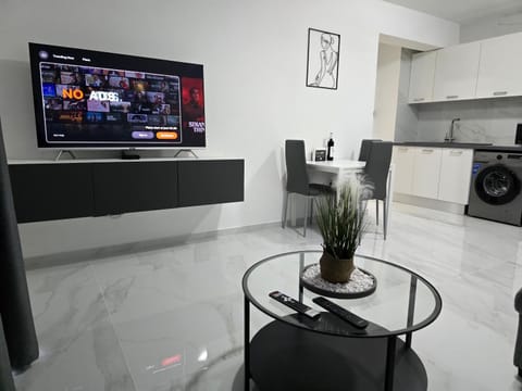 TV and multimedia, Kitchen or kitchenette, Living room, Seating area, Dining area, washing machine