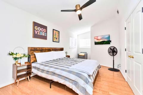 Bed, TV and multimedia, Photo of the whole room, Bedroom