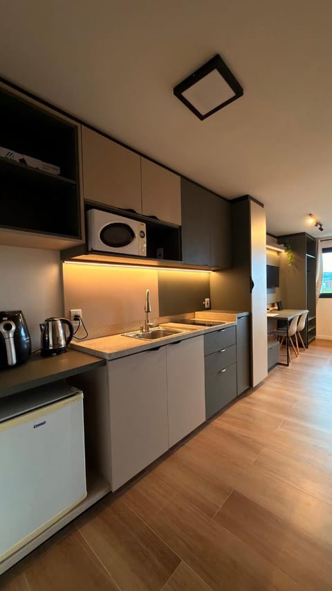 Kitchen or kitchenette, minibar, stove
