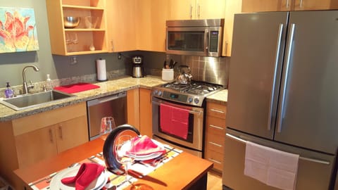 Kitchen or kitchenette, Dining area