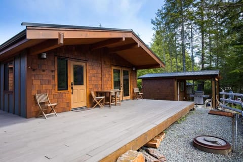 Explorer's Retreat Sauna & Bunkhouse & Fire pit House in Cowichan Valley