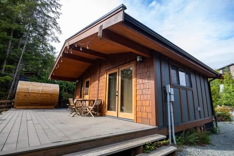 Explorer's Retreat Sauna & Bunkhouse & Fire pit House in Cowichan Valley