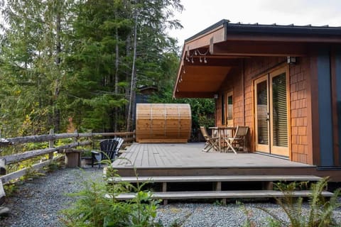 Explorer's Retreat Sauna & Bunkhouse & Fire pit House in Cowichan Valley
