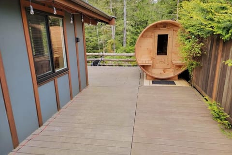 Explorer's Retreat Sauna & Bunkhouse & Fire pit House in Cowichan Valley