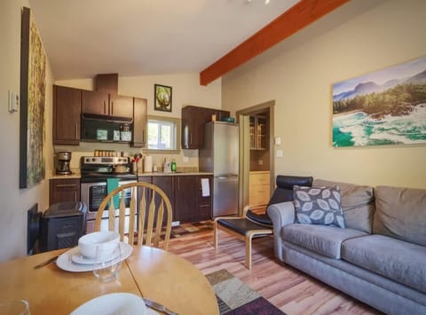 Explorer's Retreat Sauna & Bunkhouse & Fire pit House in Cowichan Valley