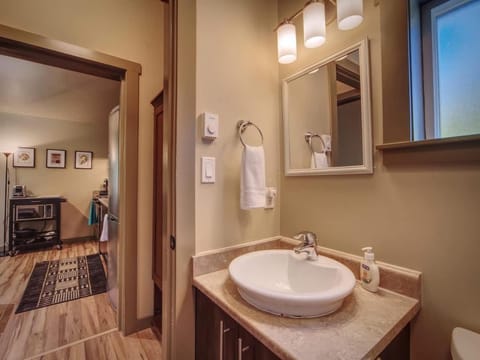 Hot Tub - Large Fully Enclosed deck - Pet Friendly House in Cowichan Valley