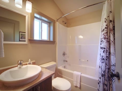 Hot Tub - Large Fully Enclosed deck - Pet Friendly House in Cowichan Valley