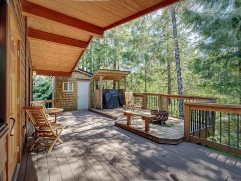 Hot Tub - Large Fully Enclosed deck - Pet Friendly House in Cowichan Valley