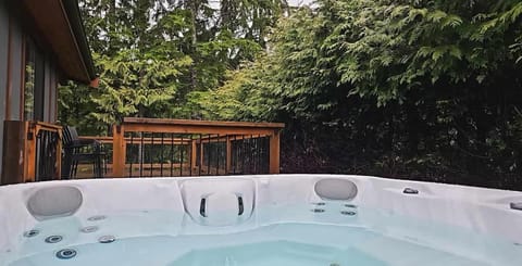 Hot Tub - Large Fully Enclosed deck - Pet Friendly House in Cowichan Valley