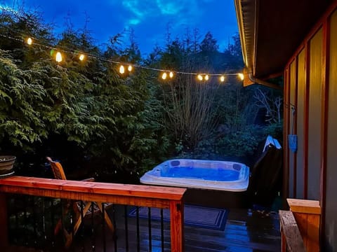 Hot Tub - Large Fully Enclosed deck - Pet Friendly House in Cowichan Valley
