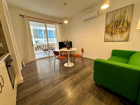 TV and multimedia, Living room, Seating area, Dining area, air conditioner