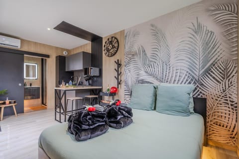 Bed, Kitchen or kitchenette, Living room, Photo of the whole room, Dining area, Bedroom, towels, air conditioner