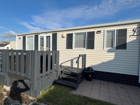Property building, Day, Balcony/Terrace