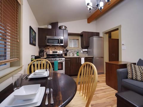 Hot tub Oasis Among Trees - Pet Friendly House in Cowichan Valley