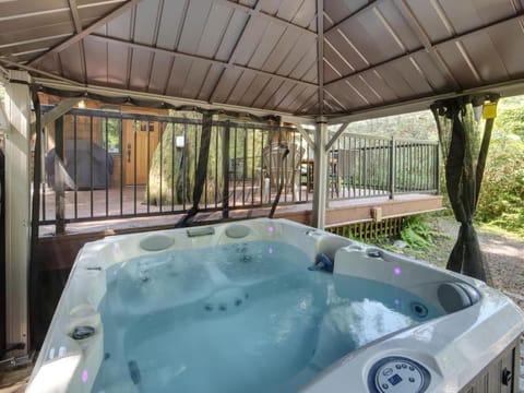 Hot tub Oasis Among Trees - Pet Friendly House in Cowichan Valley