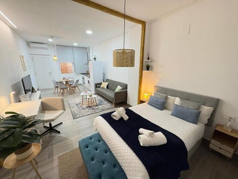 Bed, TV and multimedia, Living room, Photo of the whole room, Seating area, Bedroom, towels