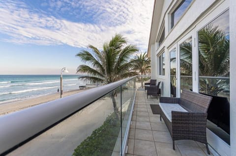 Oceanfront Luxury Villa 5Bedroom and 4Bath Beach Access House in Hollywood Beach