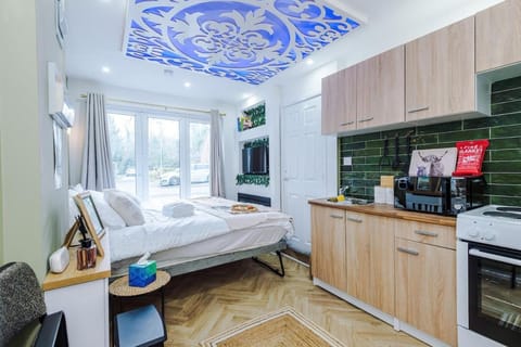 Bed, Kitchen or kitchenette, Bedroom