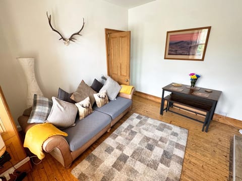 Living room, Photo of the whole room, Seating area