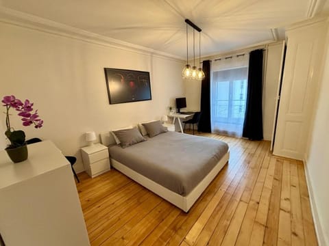 Bed, Photo of the whole room, Seating area, Bedroom, wardrobe
