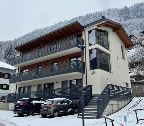 Property building, Day, Natural landscape, Winter, Mountain view, Parking