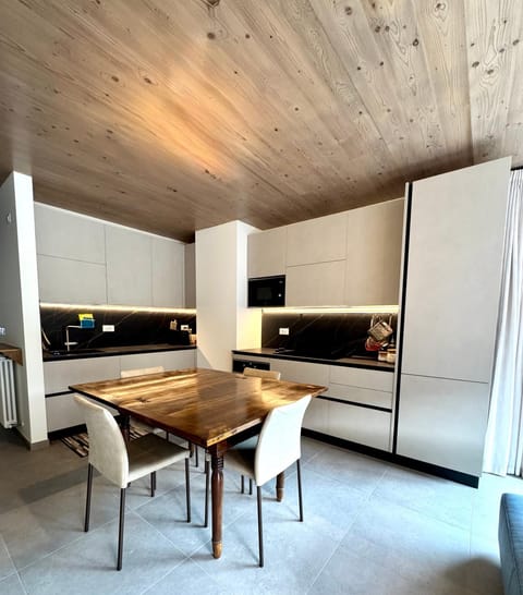 Kitchen or kitchenette, Living room, Seating area, Dining area, oven, pet friendly, stove