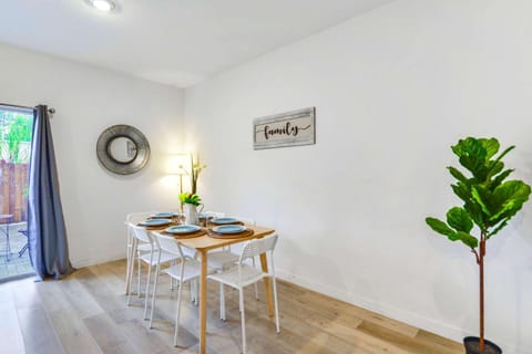 Seating area, Dining area