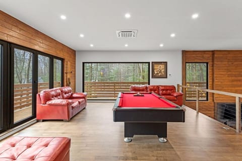 Pine Breeze Villa in Lake Naomi