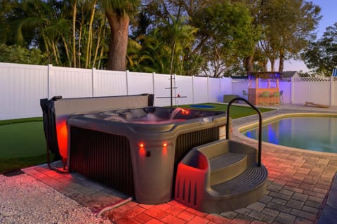 Epic Backyard - Private Pool - Firepit - Putt Putt House in Seminole
